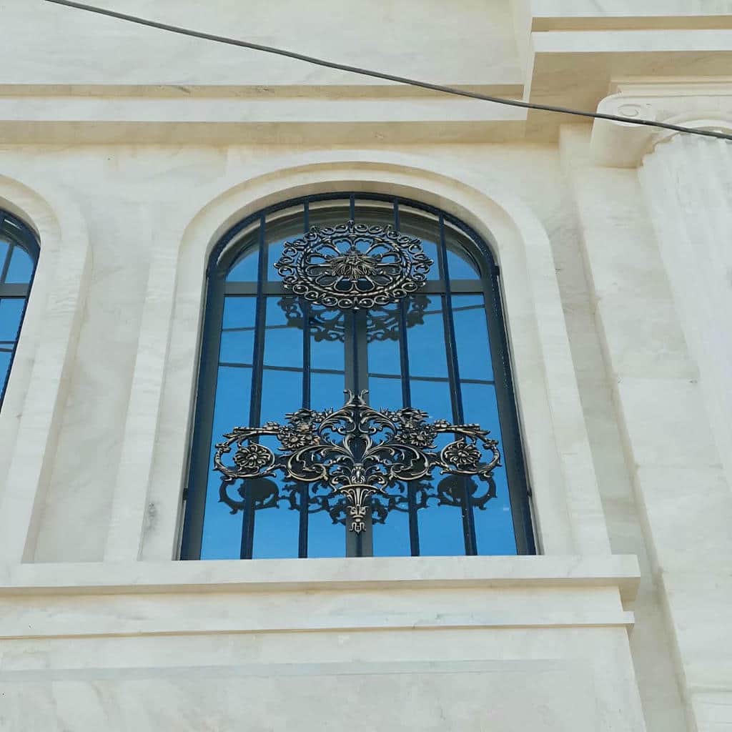 نرده پنجره فلزی مشرف به محل تحویل بسته
