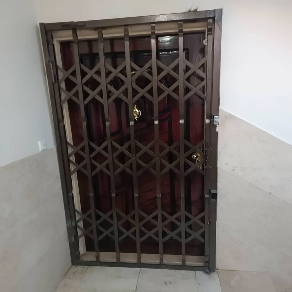 نصب تخصصی گارد درب آپارتمان مجاور آسانسور