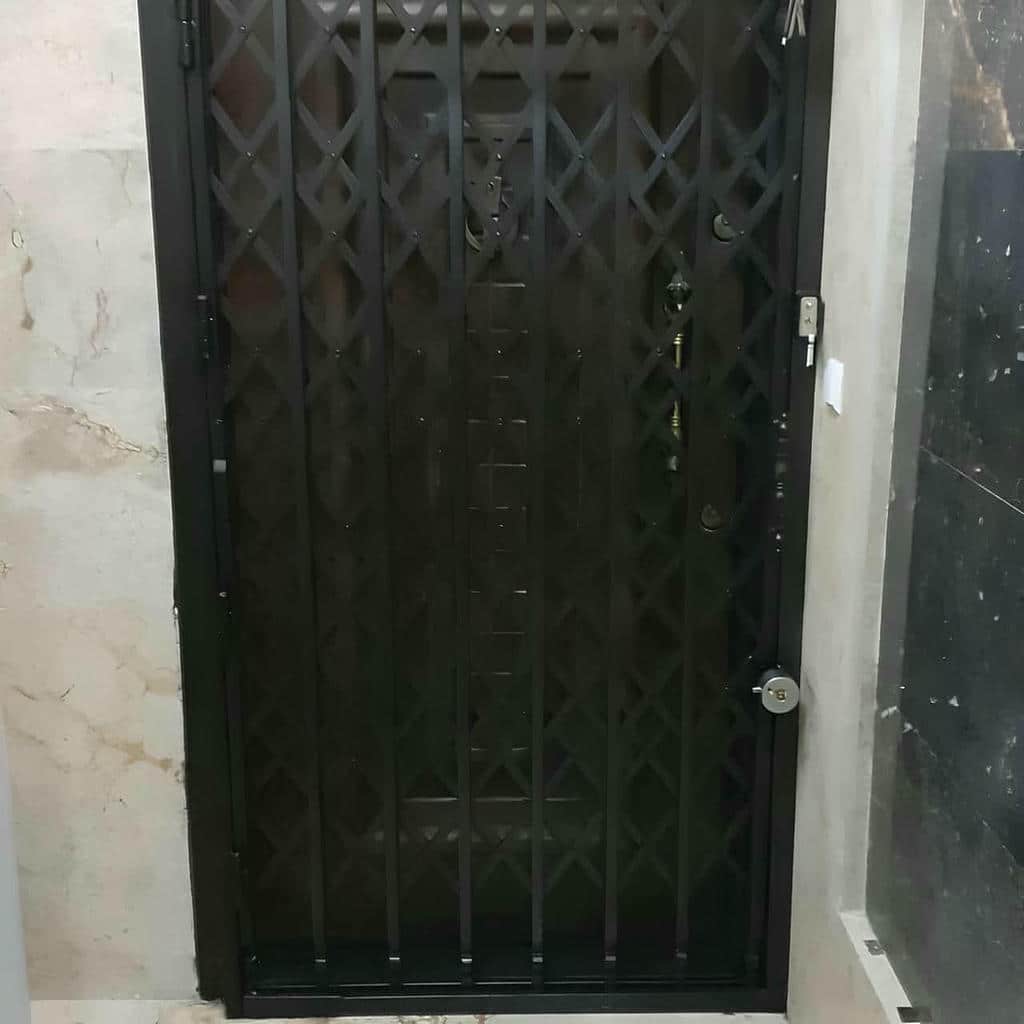 نمای بازشده گارد کشویی مقابل درب چوبی واحد مسکونی