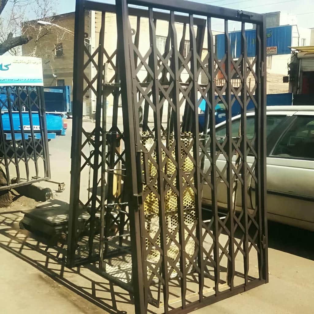 نمای نزدیک قفل مکانیکی روی محافظ ورودی آپارتمان