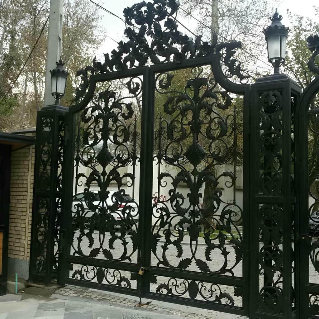 نمای نزدیک پوشش رنگ درب حیاط فلزی نمای نزدیک پوشش رنگ درب حیاط فلزی