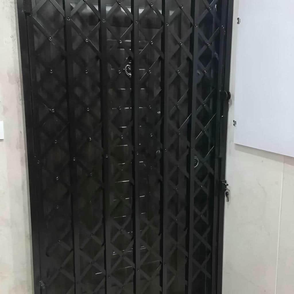 نمای چارچوب تعویض شده کنار درب ضد سرقت شیراز