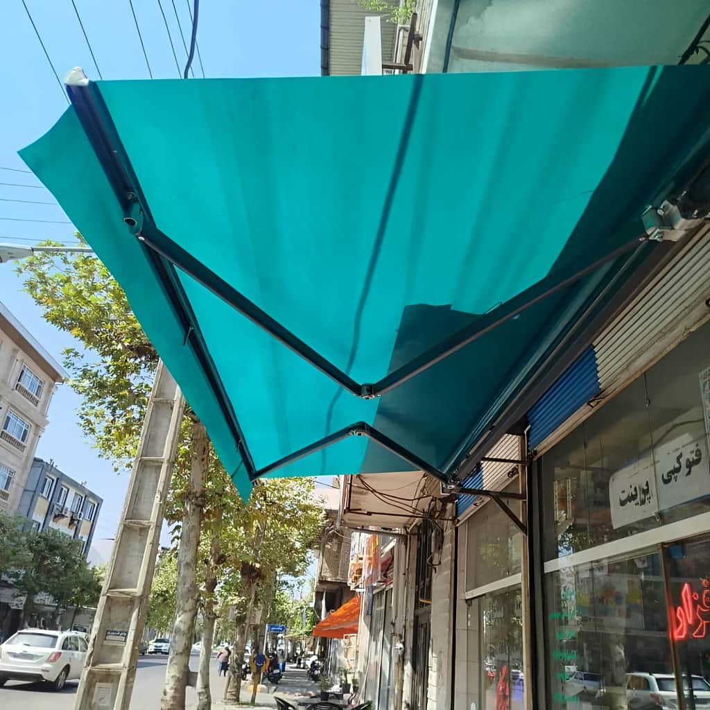 پوشش بازویی سبز زیتونی بالای پنجره چوبی بازسازی شده