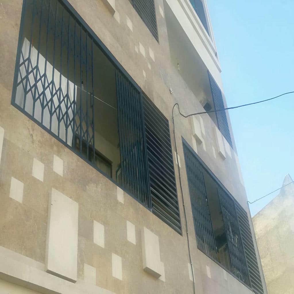 چارچوب خاکستری کنار دیوار سنگی پاگرد مسکونی