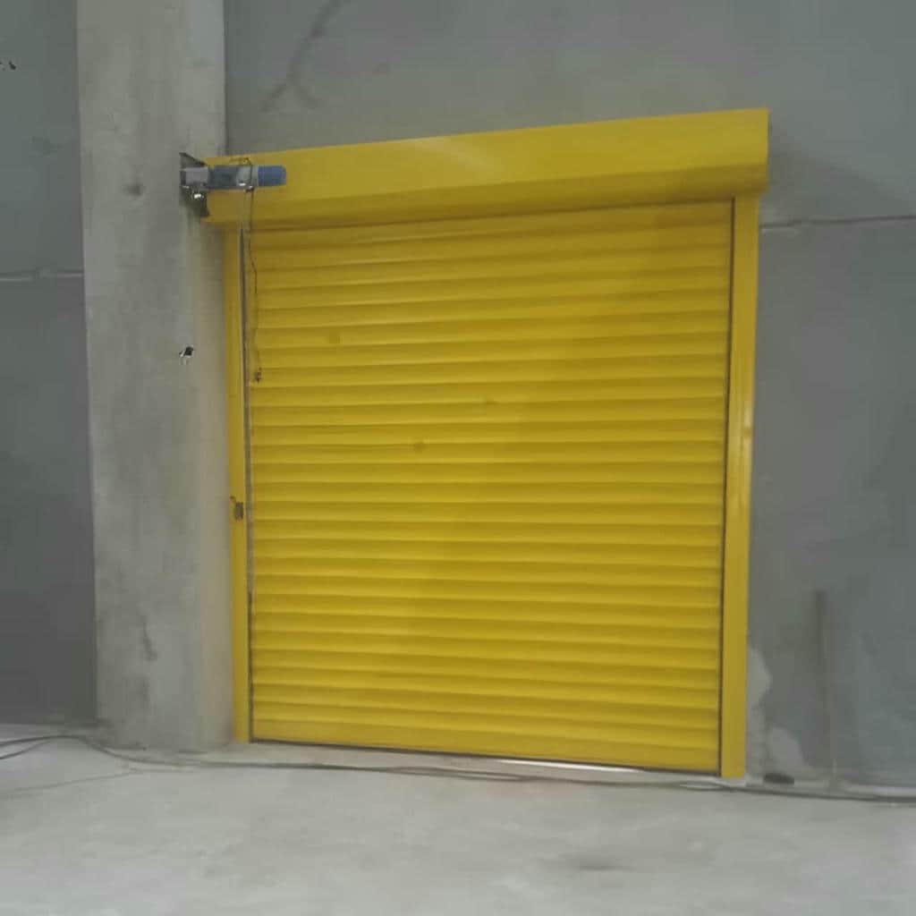 کرکره برقی خاکستری ورودی فروشگاه