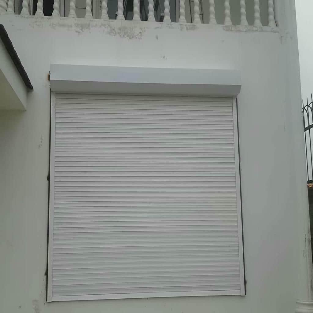 کرکره برقی سفید ورودی مغازه در همدان
