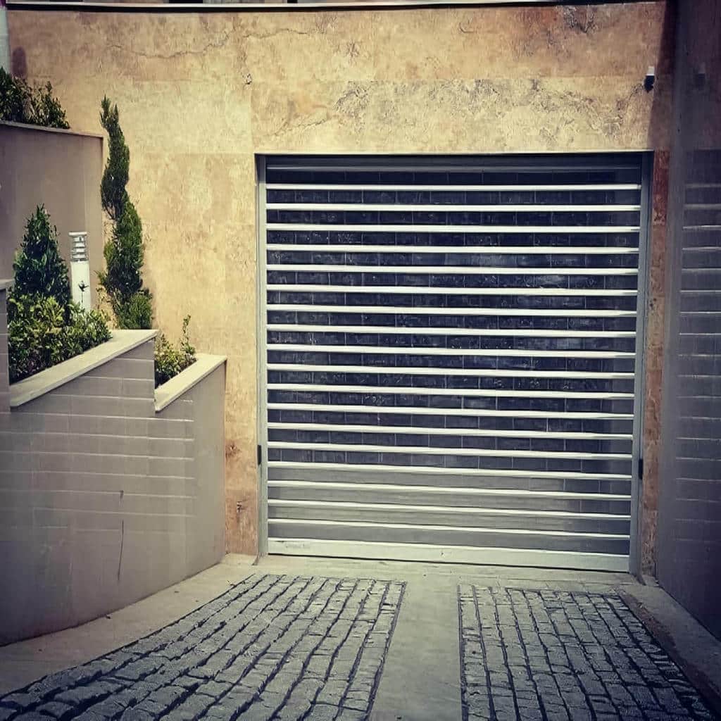 کرکره برقی نقره‌ای زیر سقف کوتاه پارکینگ
