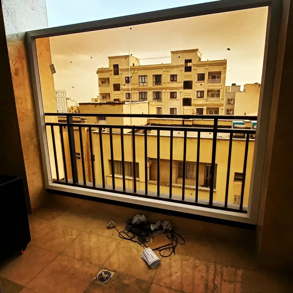 گارد تراس شفاف با دید باز به محوطه