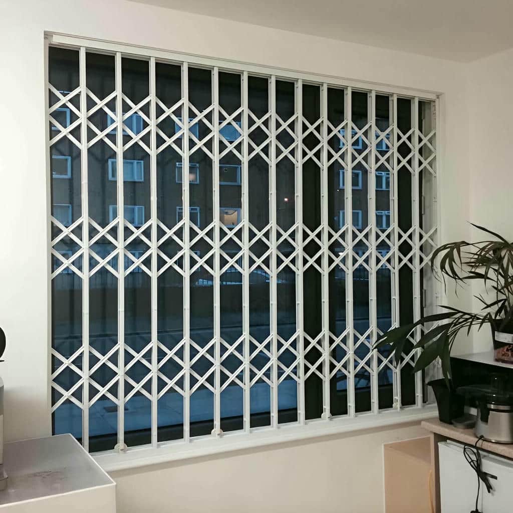 گارد ریلی سفید کنار آسانسور ساختمان مسکونی کرج