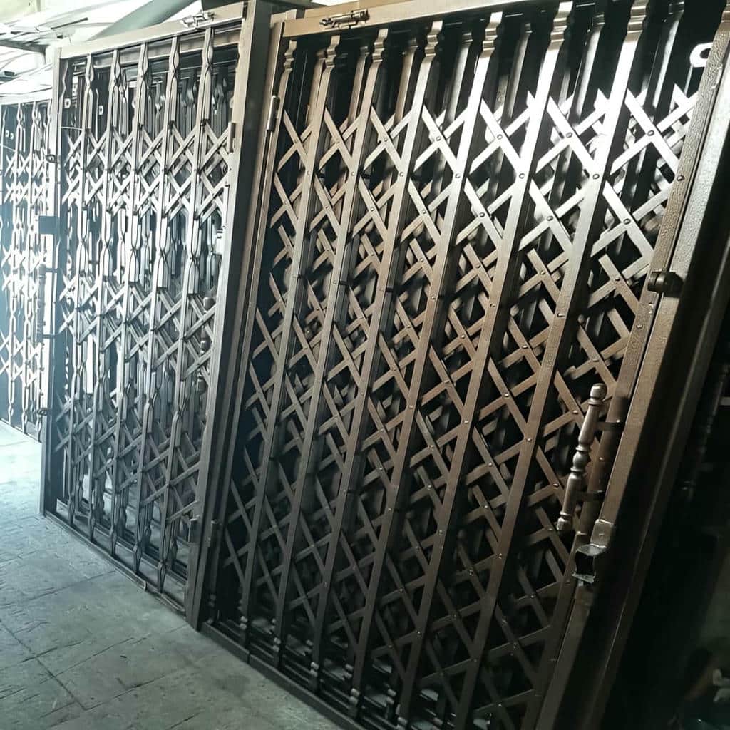گارد ریلی مشکی کنار چهارچوب آماده نصب