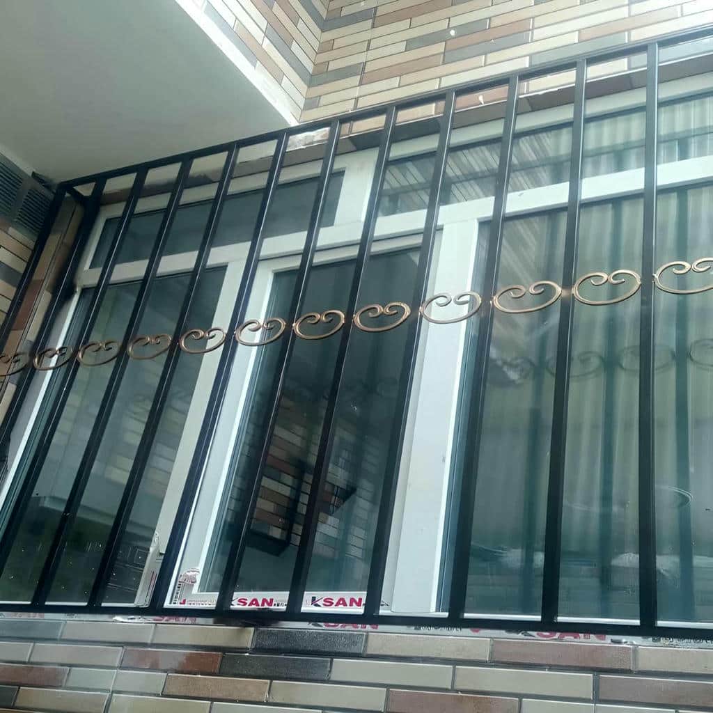 گارد عمودی خاکستری پشت دیوار کوتاه حیاط