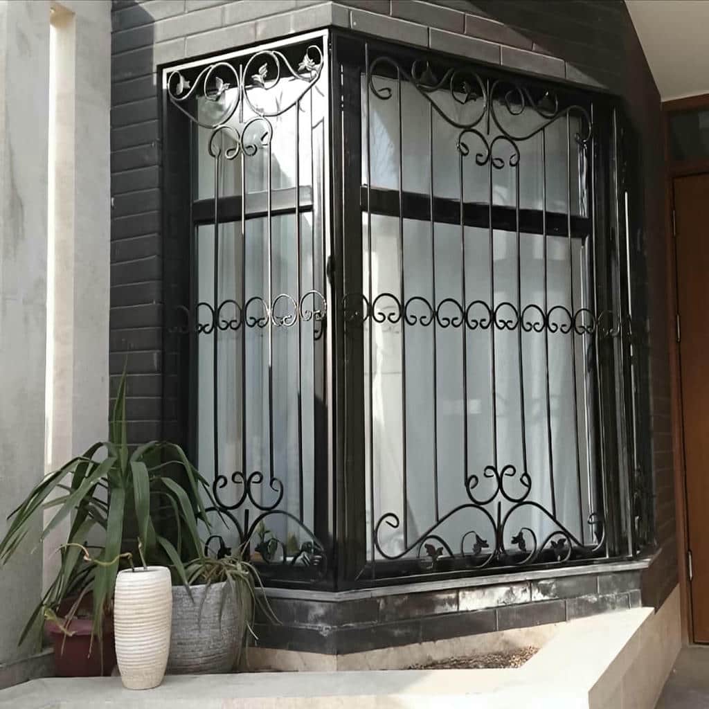 گارد فلزی جدید روی دیوار آجری پوسته شده