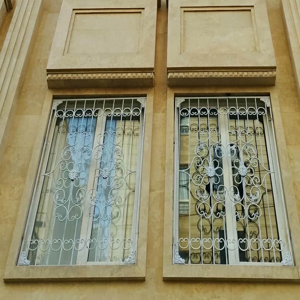 گارد فلزی طوسی نصب شده در راهروی مشترک