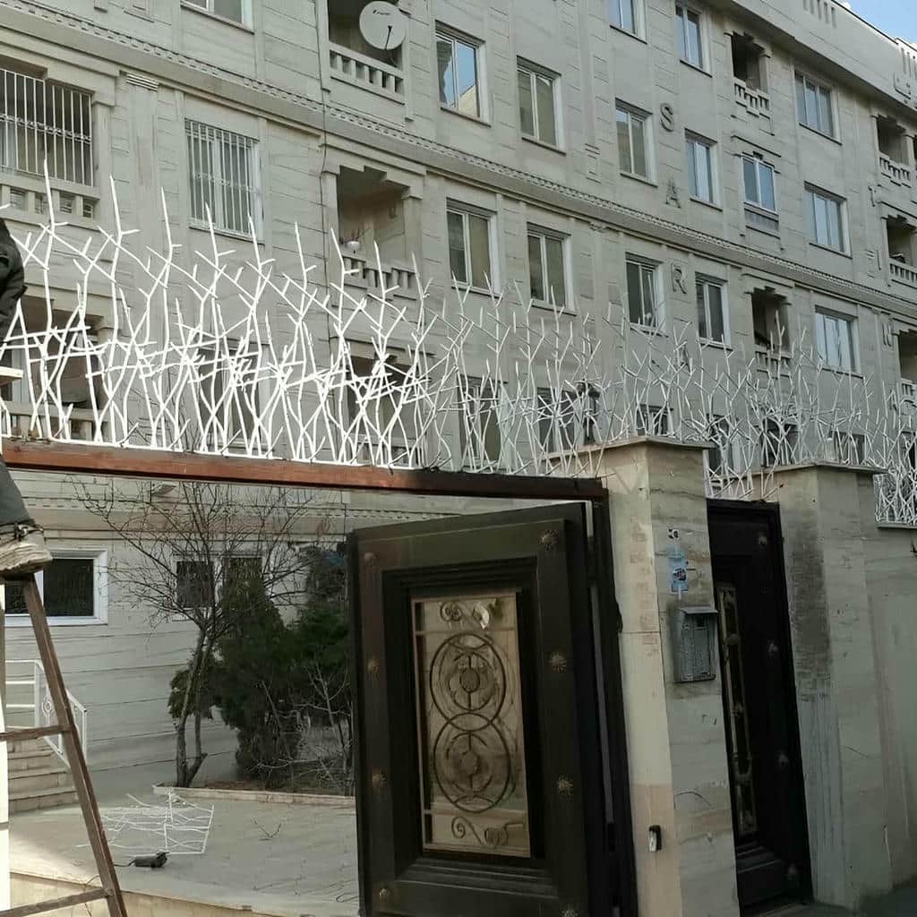 گارد مشکی بالای دیوار کنار دروازه پهن