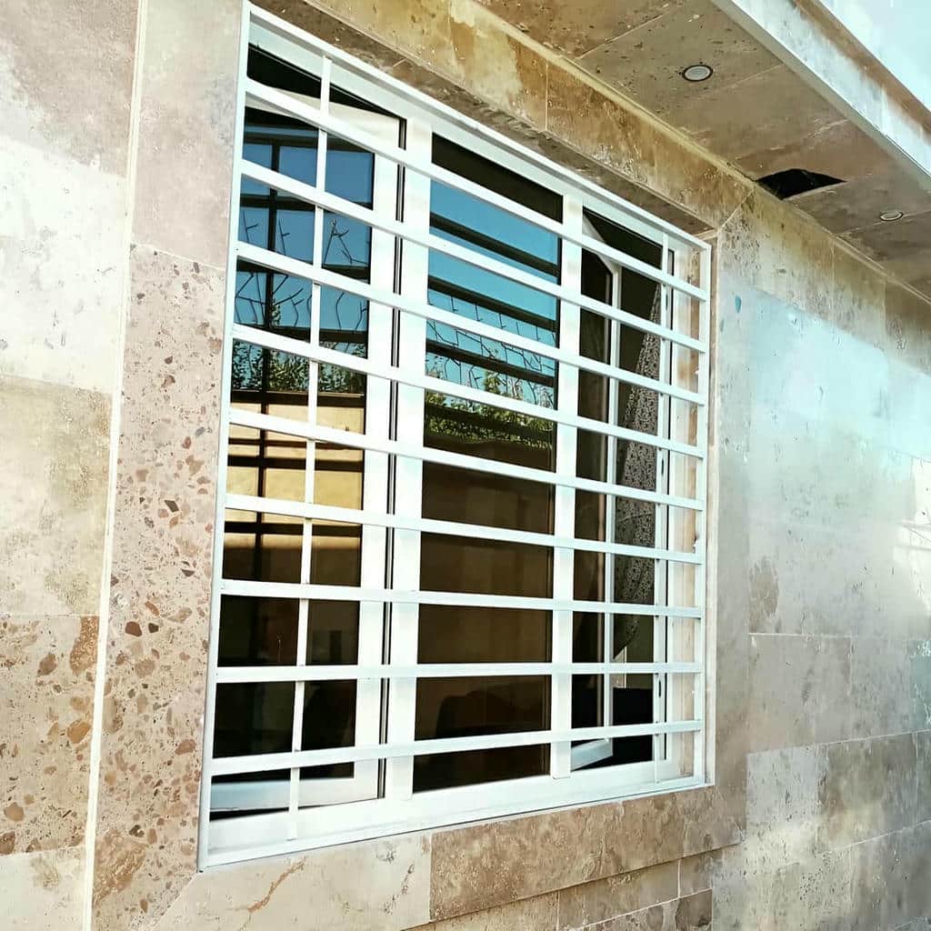 گارد پنجره تزئینی کنار قاب سنگی استان کرمانشاه