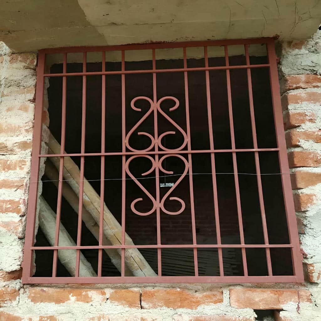 گارد پنجره فلزی با خطوط عمودی مشکی