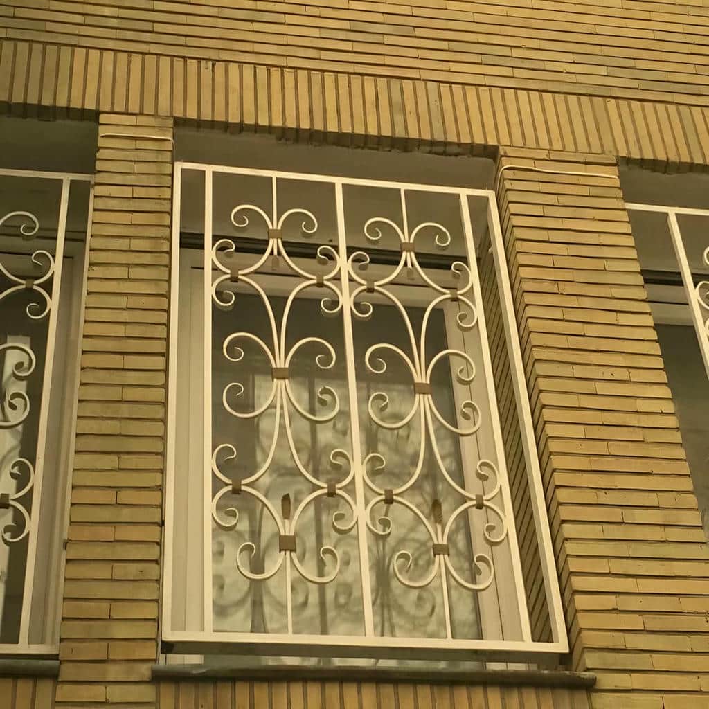 گارد پنجره فلزی مشکی کنار مسیر ورود خودرو