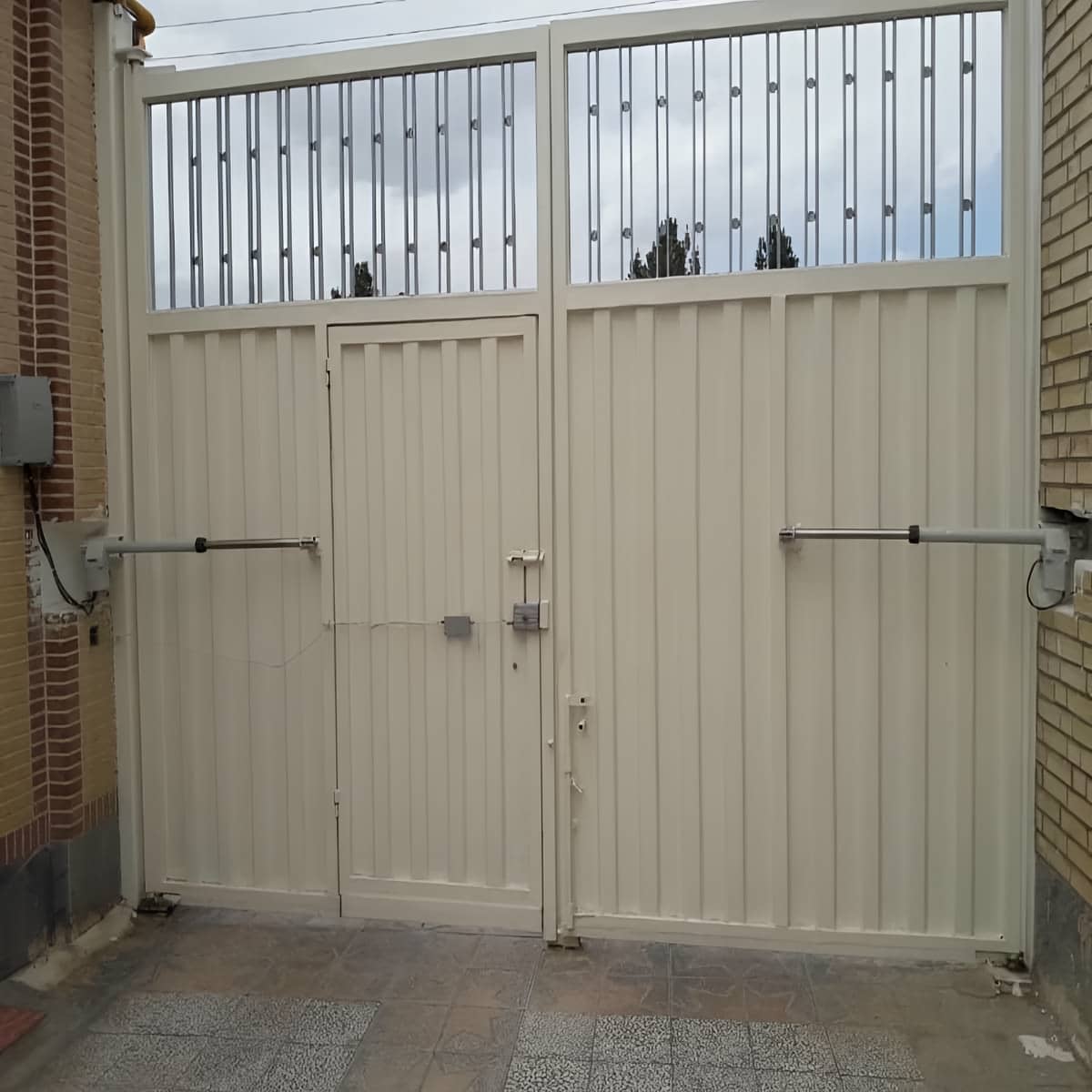جک درب پارکینگ کنار ورودی دوطرفه مجتمع کرج مرکز فروش جک درب پارکینگ ویژه مجتمعهای کرج و حومه