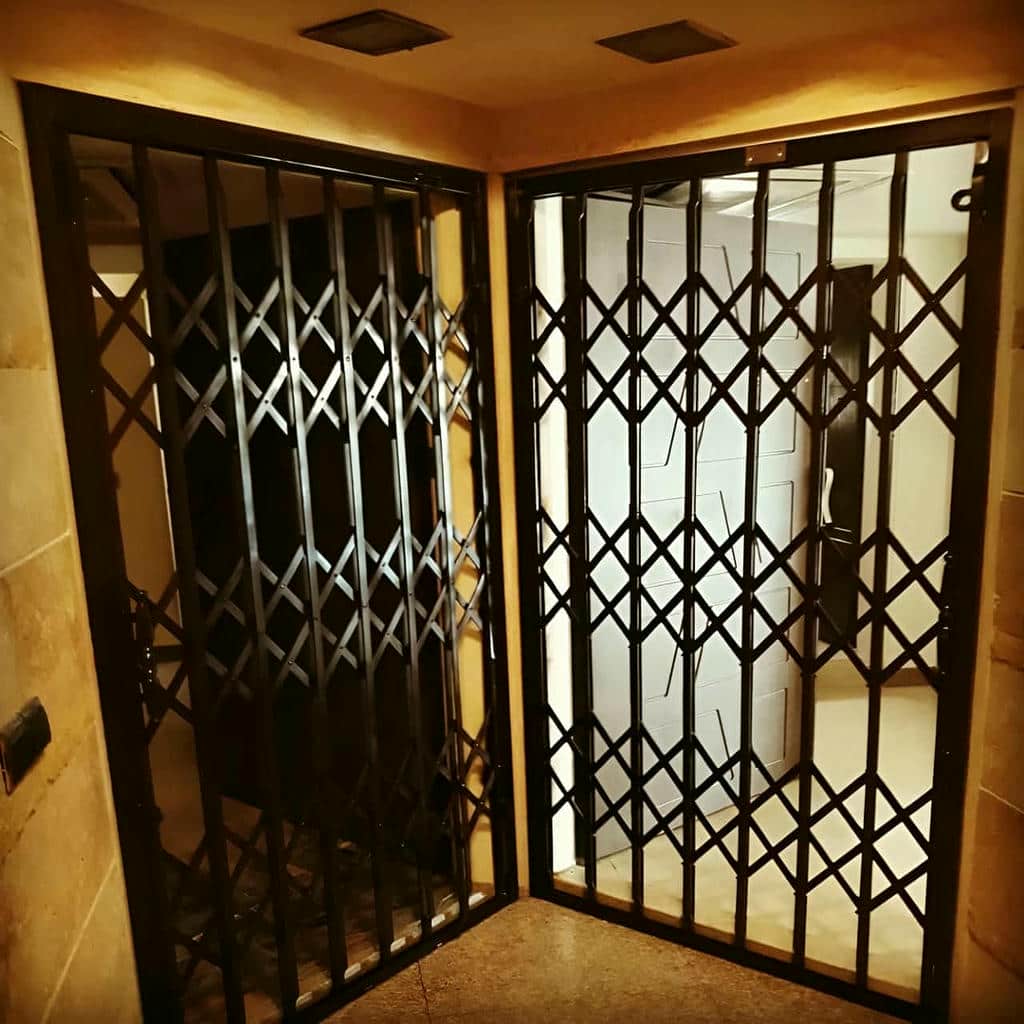 حفاظ درب آکاردئونی خاکستری در ورودی نیمه باز استان اصفهان مرکز فروش حفاظ درب آکاردئونی با اجرای سفارشی در استان اصفهان