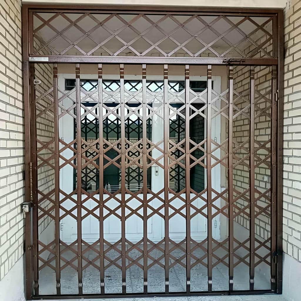 حفاظ درب آکاردئونی خاکستری ورودی مجتمع استان آذربایجان شرقی مرکز فروش حفاظ درب آکاردئونی برای پروژههای چندواحدی در استان آذربایجان شرقی