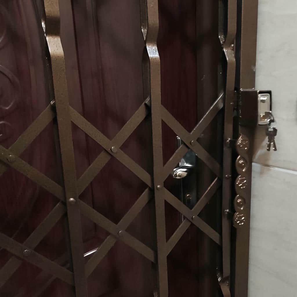 حفاظ درب آکاردئونی فلزی با پنل مشکی بندرعباس مرکز فروش و سفارش حفاظ درب آکاردئونی در بندرعباس و حومه