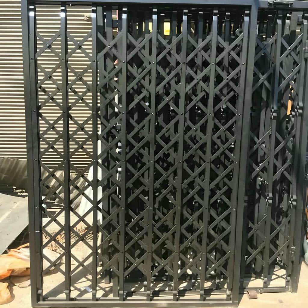 حفاظ درب آکاردئونی فلزی در استان خراسان شمالی مرکز فروش و سفارش حفاظ درب آکاردئونی در استان خراسان شمالی