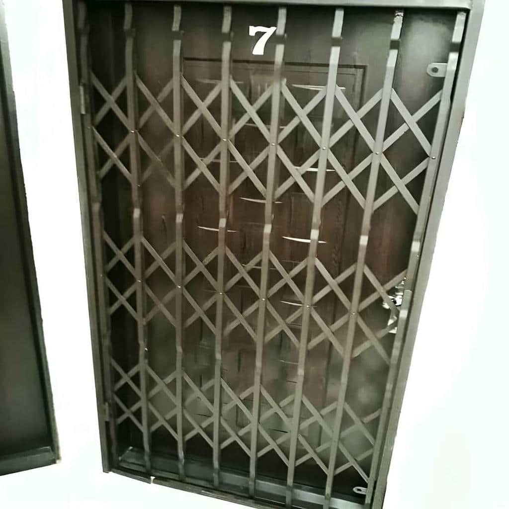 حفاظ درب آکاردئونی مشکی در استان آذربایجان غربی مرکز فروش و سفارش حفاظ درب آکاردئونی در استان آذربایجان غربی