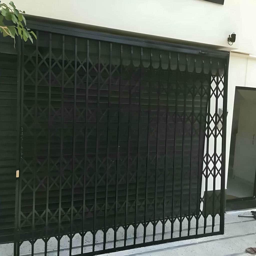 حفاظ درب آکاردئونی مشکی در پاگرد قزوین مرکز تخصصی فروش حفاظ درب آکاردئونی در قزوین و حومه