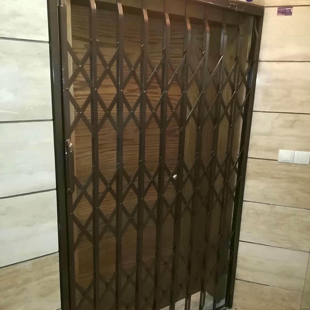 حفاظ درب آکاردئونی مشکی ورودی نوساز استان گلستان مرکز فروش حفاظ درب آکاردئونی با پشتیبانی در استان گلستان