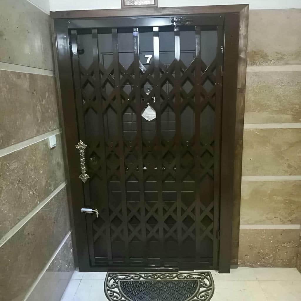 حفاظ درب آکاردئونی مشکی کنار قاب مرمر تبریز مرکز فروش حفاظ درب آکاردئونی سفارشی برای ورودیهای لوکس در تبریز و حومه