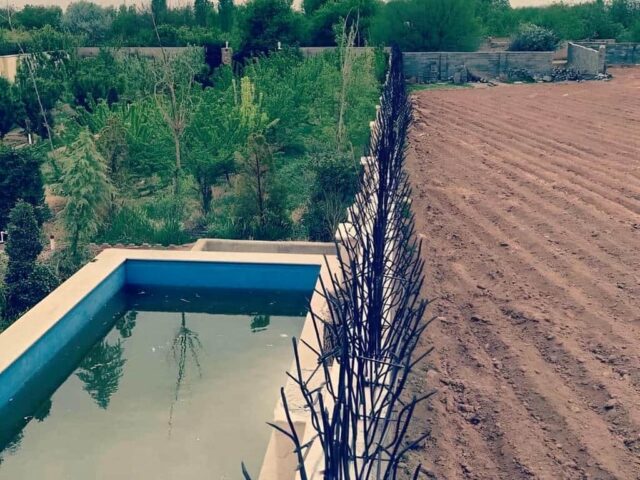 حفاظ دیوار سرنیزه ای کنار ورودی کارگاه در استان قم مرکز فروش حفاظ دیوار ساده و کاربردی در استان قم