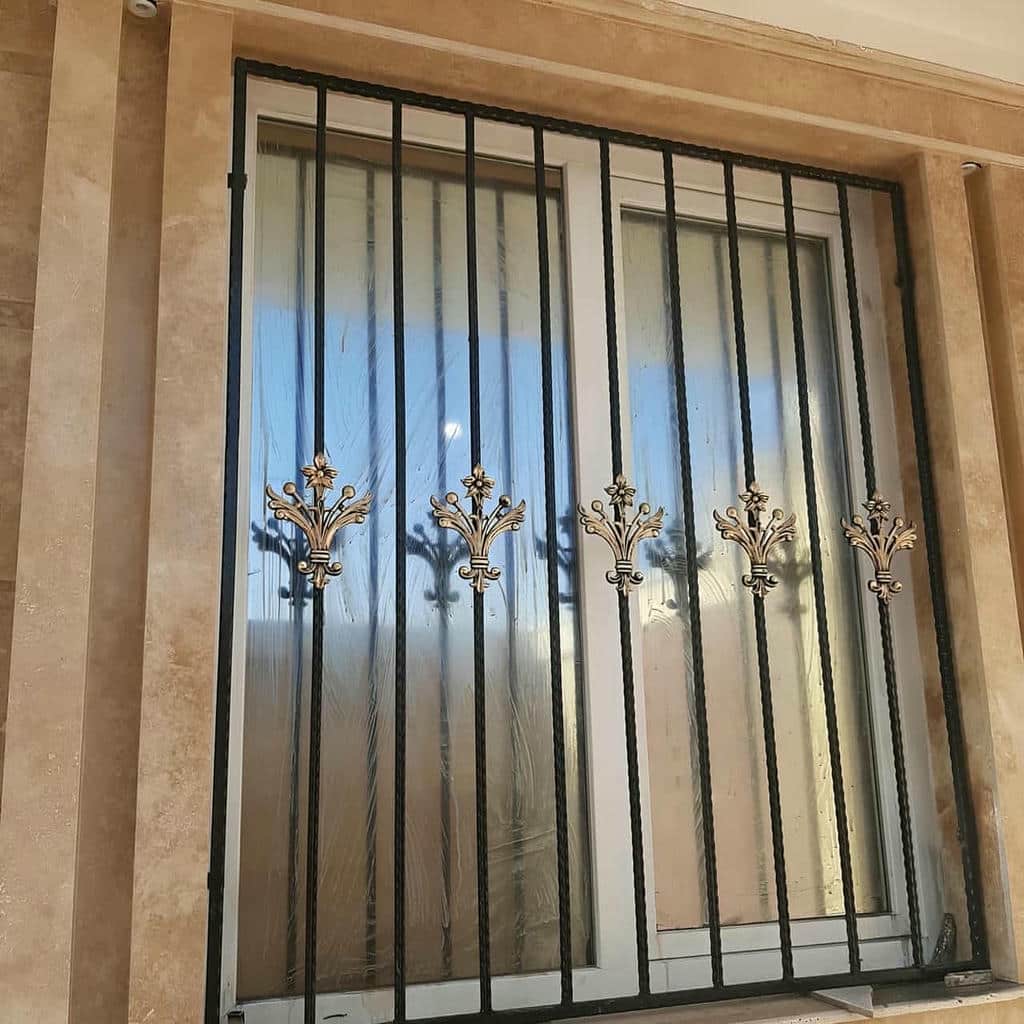 حفاظ پنجره آهنی مشکی در ارومیه نمای همکف مرکز تخصصی فروش حفاظ پنجره در ارومیه