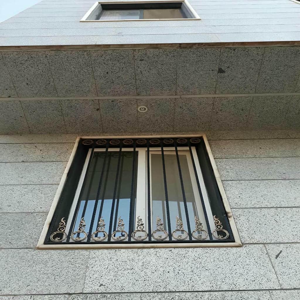 حفاظ پنجره آهنی مشکی در نمای ساختمان استان کرمانشاه مرکز تخصصی فروش حفاظ پنجره در استان کرمانشاه