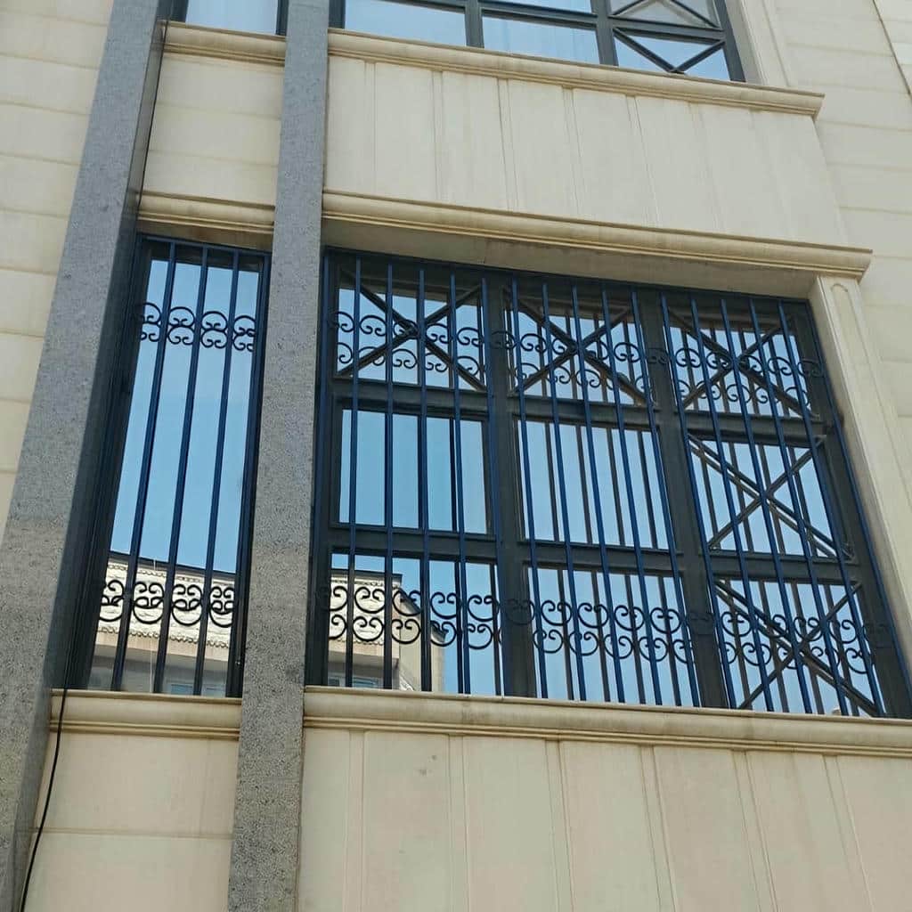 حفاظ پنجره فلزی مشکی در استان یزد نمای سنگی مرکز تخصصی فروش حفاظ پنجره در استان یزد