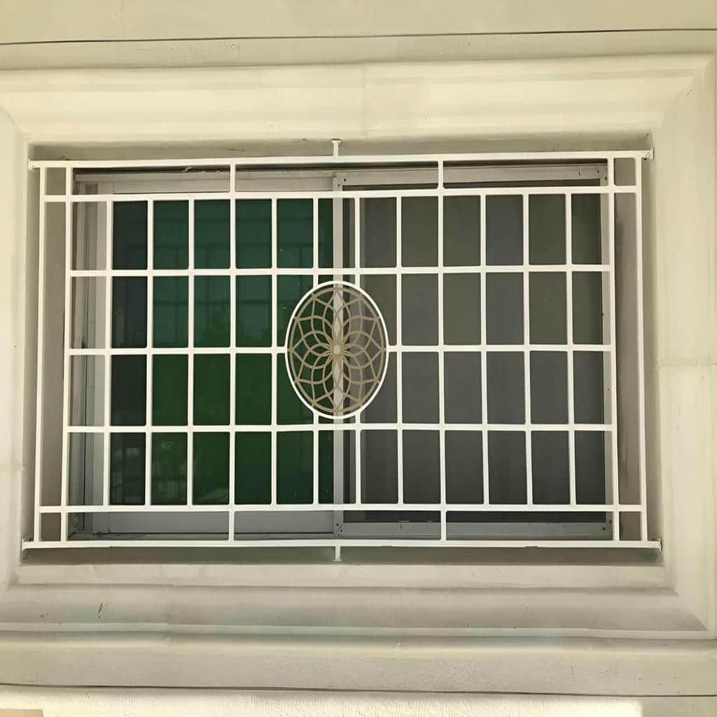 حفاظ پنجره مشکی کنار قاب همکف در استان خراسان رضوی مرکز تخصصی فروش حفاظ پنجره در استان خراسان رضوی