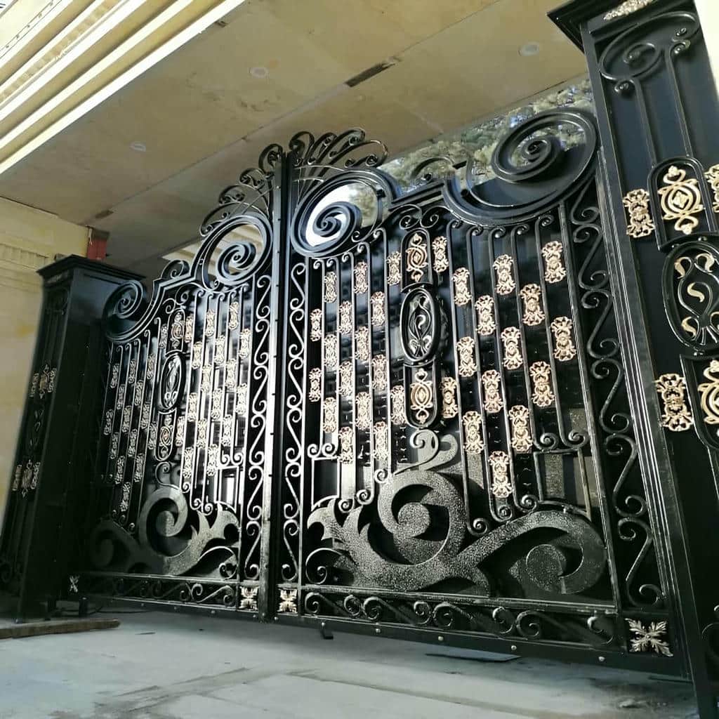 درب حیاط سفید مقابل نمای نیمه کاره در استان خراسان رضوی مرکز فروش درب حیاط ویژه پروژههای نوساز در استان خراسان رضوی