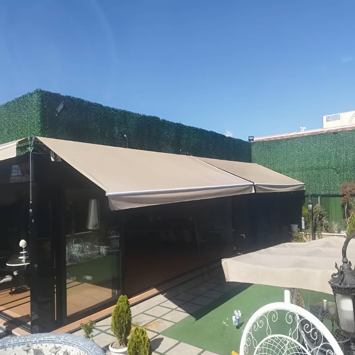 سایبان برقی بازویی با پارچه کرم در استان گلستان مرکز فروش و اجرای سایبان برقی در استان گلستان
