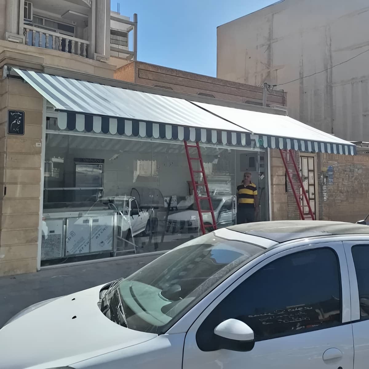 سایبان برقی بازویی خاکستری برای تراس در شهرکرد مرکز فروش و نصب سایبان برقی در شهرکرد و حومه