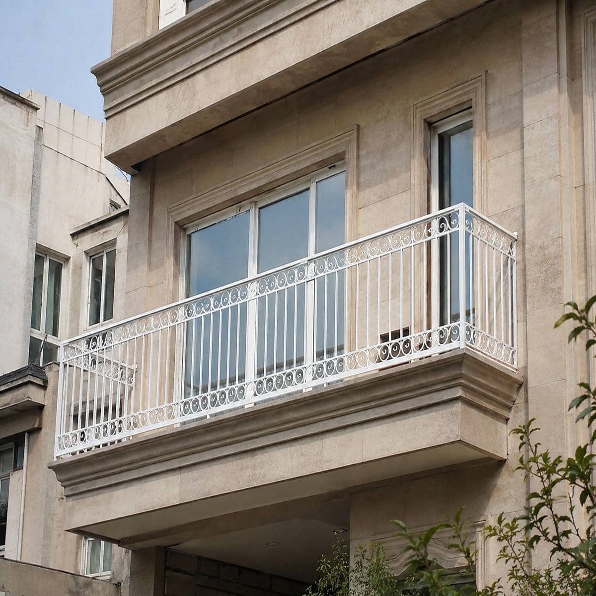 نرده بالکن مشکی مات داخل قاب سیمانی استان خوزستان مرکز فروش نرده بالکن مینیمال برای نماهای خطی در استان خوزستان