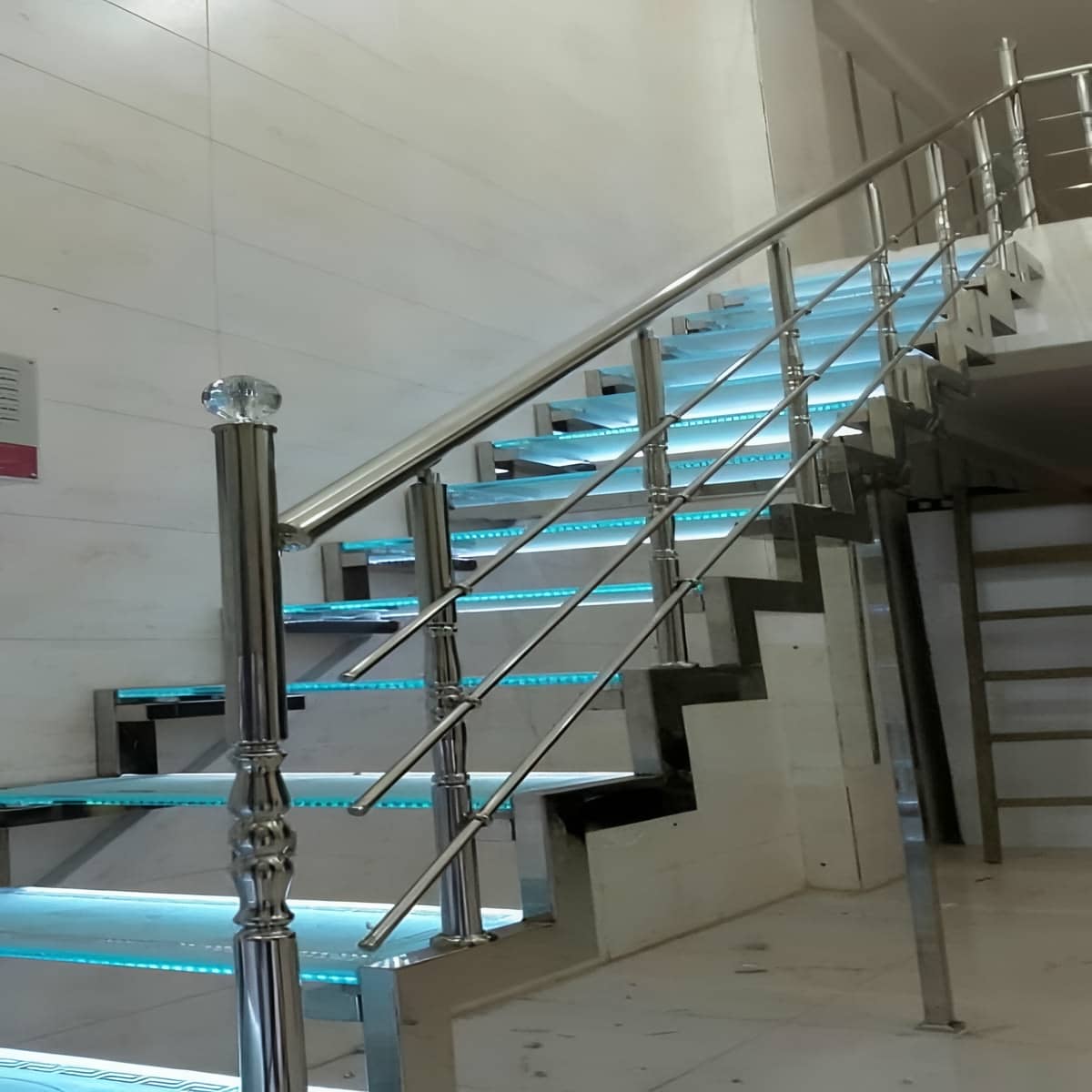 نرده راه پله استیل کنار اتاق مهمان در استان گیلان مرکز فروش نرده راه پله فضای باز در استان گیلان
