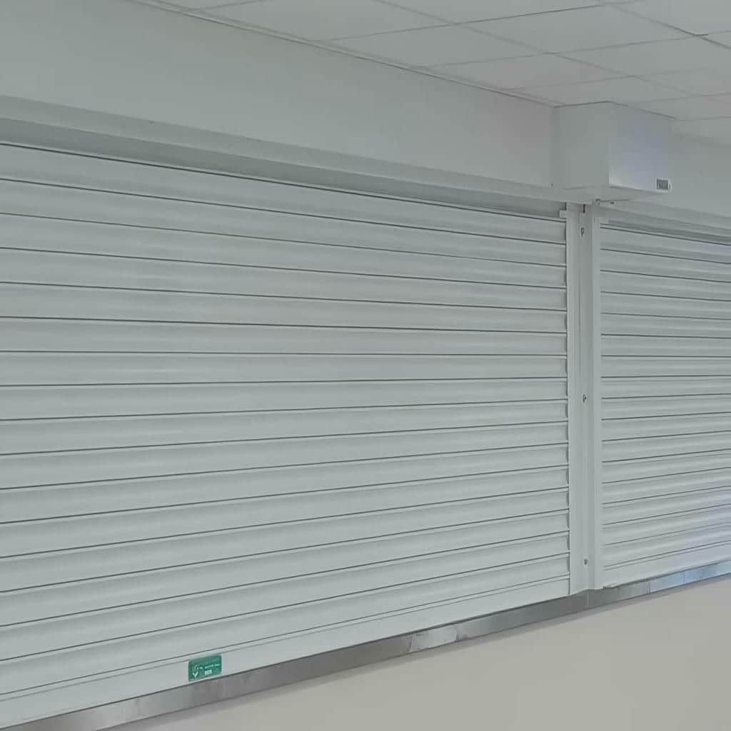 کرکره برقی آلومینیومی در ورودی پارکینگ بوشهر مرکز تخصصی فروش کرکره برقی در بوشهر و حومه